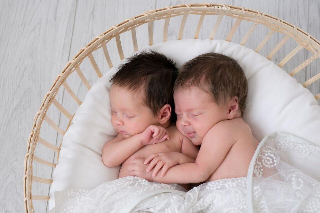 IHOKONTAKTI Ihokontakti edistää vauvan varhaista vuorovaikutusta. Vauva tuntee olonsa turvalliseksi iho vanhemman ihoa vasten. Ihokontaktia voidaan käyttää lämpö- ja kivunlievityshoitona.