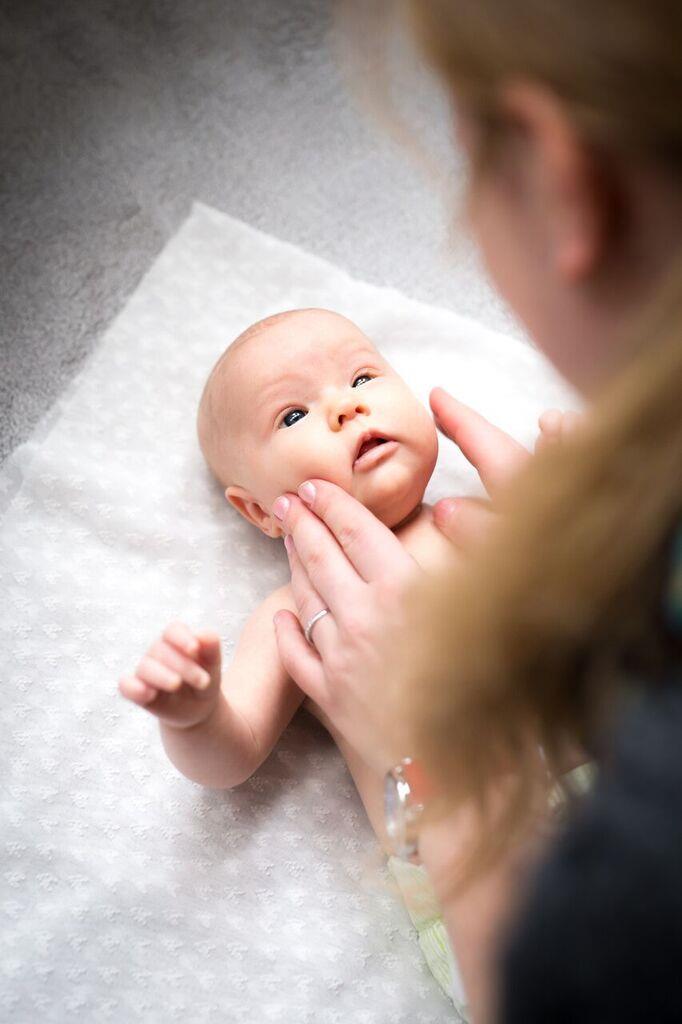 KAPALO Vauva tuntee olonsa turvalliseksi kapalossa, koska se muistuttaa elämää kohdusta, jossa on lämmintä,