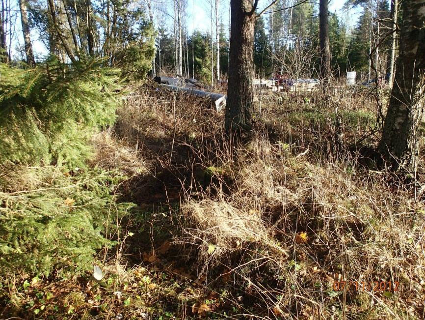 29 Erittäin huonokuntoista taisteluhautaa tuhoutuneen osan luoteisspuolella.