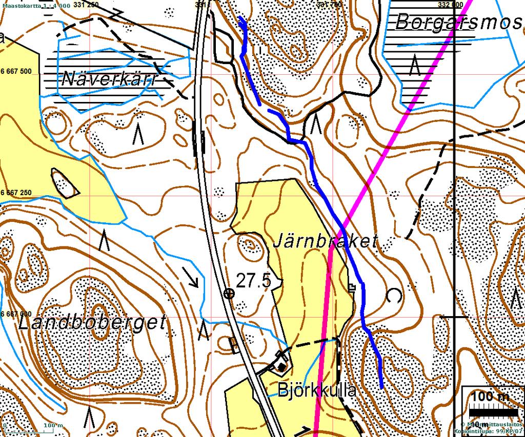 30 Huomiot: Alueella on lähes yhtenäinen taisteluhauta, joka alkaa pohjoisessa Brandbergenin länsireunalta, tien 186 varresta kallioon louhittuna.