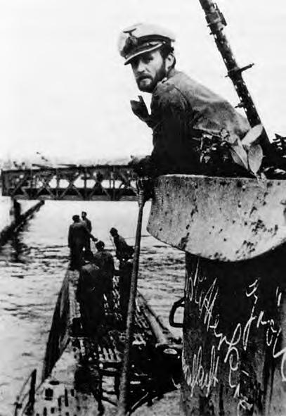 Möhlmann tässä U-571:n päällikkönä.