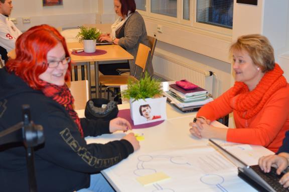 77 Kuva 17: Jessen palvelupolun suunnittelua työpajassa. Persoona 5 / Nimetön Opiskelija aloittaa tradenomiopinnot Laureassa.