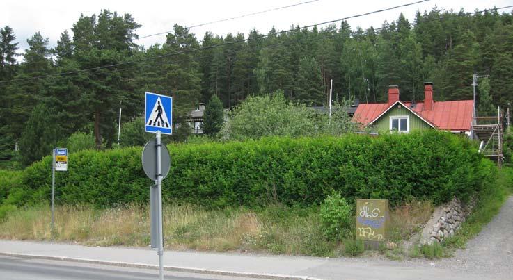 Alue sijaitsee hyvien liikenneyhteyksien varrella ja paikalliset palvelut ovat saavutettavia. 2.1.4 Maanomistus Tontin nro 1211-1 omistaa Markus Kivelä. 2.2 Suunnittelutilanne 2.2.1 Kaava aluetta koskevat suunnitelmat, päätökset ja selvitykset 2.