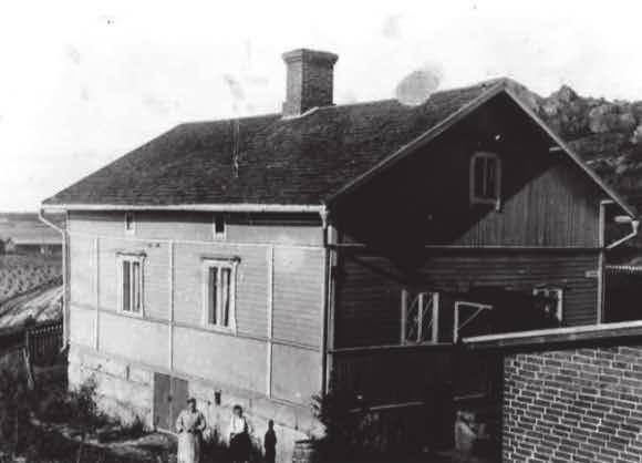 S atayksitoistavuotias torppa Kuuvuoren kupeessa Kuuvuoren torppaa Avellaninkatu 7:ssa on alettu rakentaa 1903 ja se valmistui 1906.