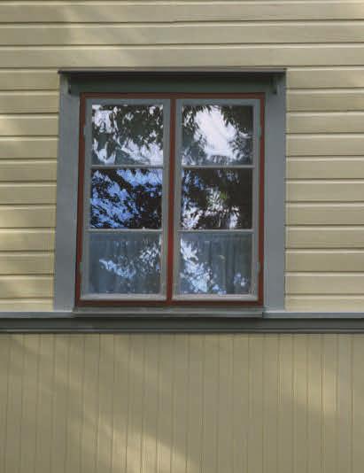 I kkunat ja ovet kuntoon maalaamalla Ikkunoiden huollon tarve on yleensä suurempi kuin muiden rakennusosien. Yleensä ikkunat huoltomaalataan liian myöhään eli vasta kun vaurioita on jo syntynyt.