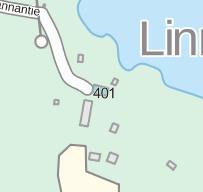Pienimittakaavainen rakennusryhmä kallioisella kumpareella Oulujärven rannalla.