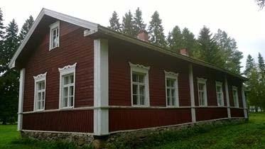 Säräisniemen kunnan ensimmäisen kansakoulun pihapiiri (Kotiseutumuseo) kiinteistötunnus: 785-408-5-85 kylä/k.
