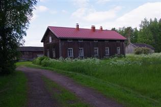 Temmeksen vanhimpia asuinpaikkoja. Päärakennus on vuodelta 1814, puoji 1824. Näiden lisäksi on eläinsuoja, sauna ja muita ulkorakennuksia.