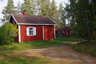 Liiteri; Päärakennus; Puiden reunustamalla tontilla, Murron rukoushuoneen ja Murron vanhan koulun läheisyydessä sijaitseva