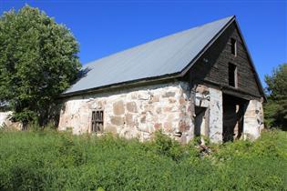 vuodelta 1801. Tilan päärakennus ja aitat on siirretty n kirkonkylän museoalueelle kotiseututaloksi ja muut vanhat ulkorakennukset purettu.