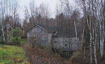 vesimylly ja puuraaminen saha. Vanha myllykanava erottaa niemen Myllysaareksi ja mylly /saharakennus sijaitsee osittain joen rannalla sekä saarella. Vieressä on pieni omakotitalo.