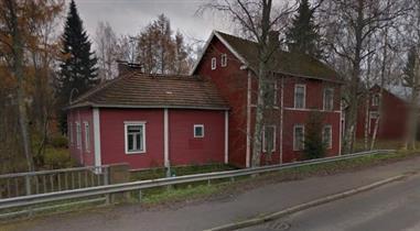 kaksikerroksinen entinen kenkätehdas osana vanhaa nahkatehdasmiljöötä. Hirsirunkoinen rakennus on ollut alunperin kannaslainen huvila ja kenkätehtaana vuoteen 1955 asti.