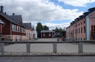 ; Kivipirtti; Luostarila; Myllykirjasto; Pömilä; Arkkitehtien Maija Niemelä ja Pentti Myllymäki laatimien suunnitelmien mukaan kunnostettu 1900 luvun alun osuusmeijerimiljöö njoen rannalla,