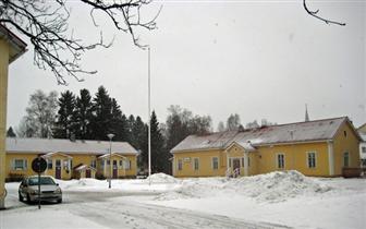 Suuren tilan rakennuksista jäljellä on kaksi hirsirunkoista näyttävää asuinrakennusta. Kaksikuistinen Hirvelä on 1850 luvulta ja yksikuistinen entinen kunnantalo 1920 1930 luvulta.