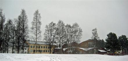 kirkonkylänraitin varressa keskeisellä paikalla sijaitseva 1950 luvun koulu.