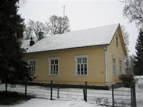 hirsirunkoinen rakennus, joka alunperin toiminut nuorisoseurantalona ja sittemmin rukoushuoneena, päiväkotina ja toimintakeskuksena.