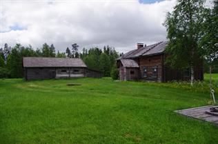 Hyvin 1800 luvun alun asussa säilynyt pihapiiri kuvastaa kruununtilojen rakennustapaa ja tekniikkaa.