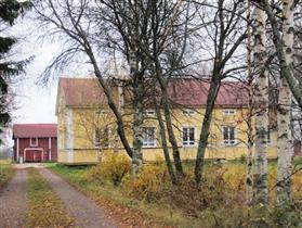 puojirakennus sekä talli/liiteri. Talossa on toiminut Suomen sodan (1808 1809) aikana kenttäsairaala. Asuinrakennuksen pirtti on entinen savupirtti 1700 luvulta.