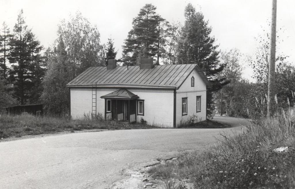 4 Vuorilahden tiehaarassa sijaitsevassa Kauppalan mökissä Valakkarinteessä kirkonkylän posti oli vuosikymmenet aina vuoteen 1965, jolloin siirtyi kirkonkylän keskustaan Säästöpankin uuteen