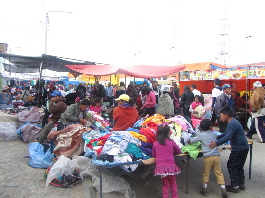 KUVA 7. 16 de julion markkinat, El Alton isoimmat markkinat. Siellä myydään kaikkea vaatteista autoihin. Nuorten muistot kaasusodasta ovat raakoja.