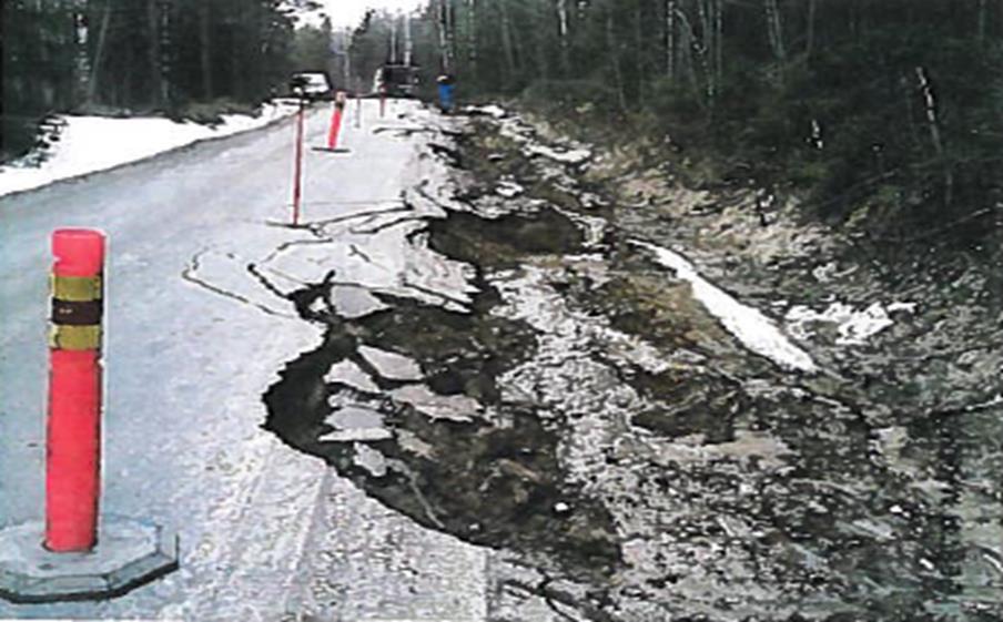 MIKSI VALVONTAA? Valokuitukaapeli aurattiin tien luiskaan kesällä.