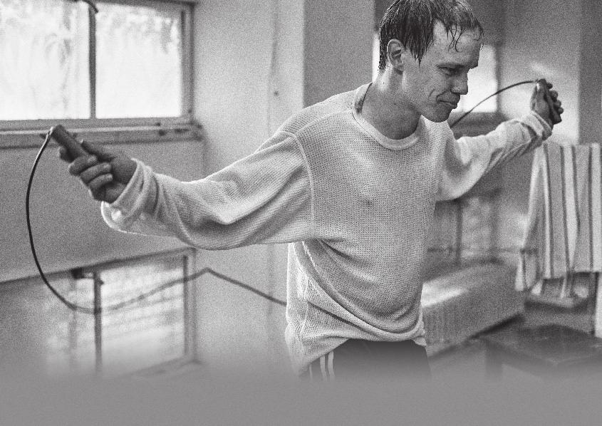 V foto: ASFK recenzia Príbeh zaľúbeného boxera g Viera Langerová ( filmová publicistka ) Box sa ako jeden z individuálnych športov dopracoval vo filme k takmer žánrovým obrysom.