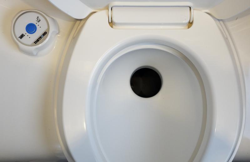 11. Kemiallinen wc WC on varustettu omalla vesisäiliöllä. Täytä vesisäiliö oven puoleisen kyljen huoltoluukusta. Vedä ylempi putki ulos, käännä vaaka-asentoon ja avaa korkki kuva.
