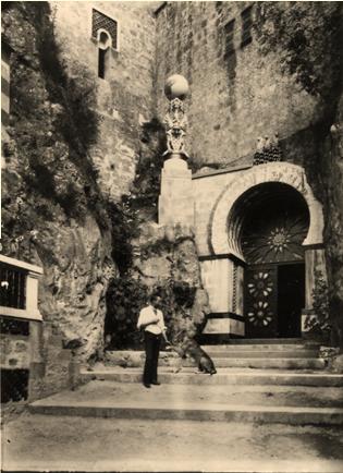 Kuva 90. Kreivi Mattei koirineen linnansa sisäänkäynnin edessä.