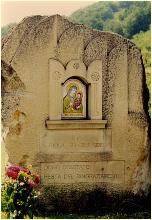 ylösnousseelle Neitsyt Marialle eli Santa Maria Assuntalle omistettu, Montovolon kivestä valmistettu muistomerkki 136.