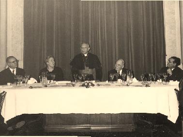 Kuva 6. Kardinaali Lercaro puhumassa Alvar Aallon kunniaksi järjestetyillä illallisilla Firenzessä 19. marraskuuta 1965.