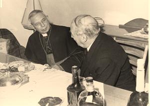 Kuva 11. Alvar Aalto ja Giacomo Lercaro juttelevat apteekkari Angelo Malpassanin Elettra-rouvan kattamassa kahvipöydässä Riolassa Aallon ensivisiitillä Riolassa 10. tammikuuta 1966.