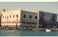 Rakennusmassaltaan Venetsian dogen palatsin muotoisen Työväen talon parvekkeita myöten Aalto piirsi jo ennen häämatkalle lähtöään. 41 Kuva 23. Venetsian dogen palatsi mereltä katsottuna.