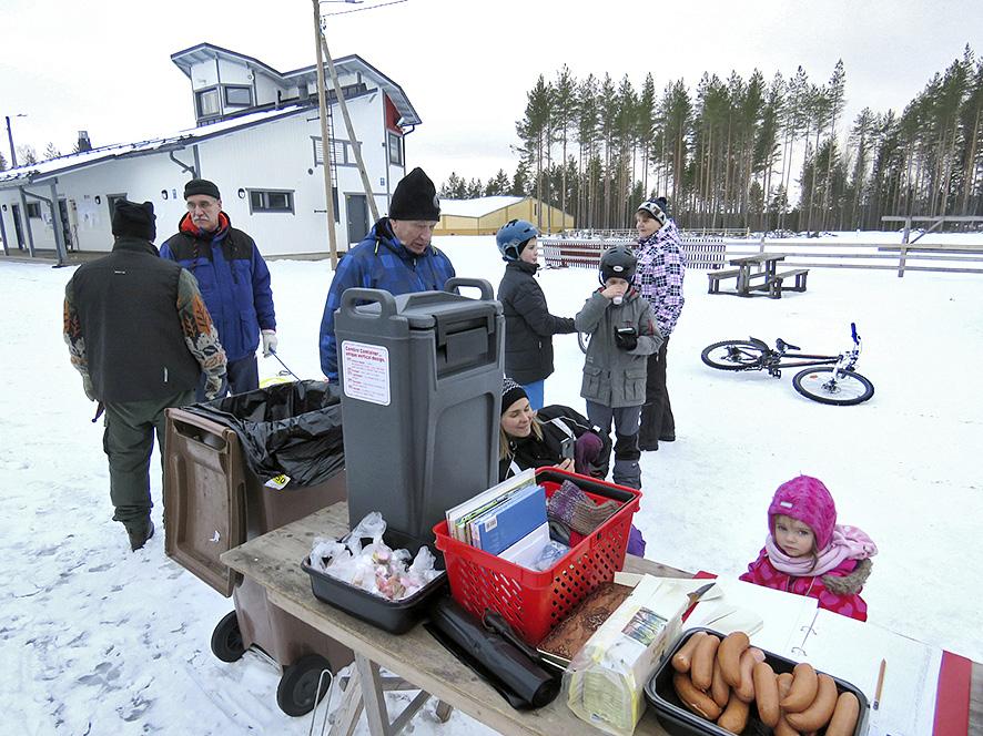 Hieno ulkoilusää helli osallistujia ja illan hieno tähtitaivas loisti kaikille.