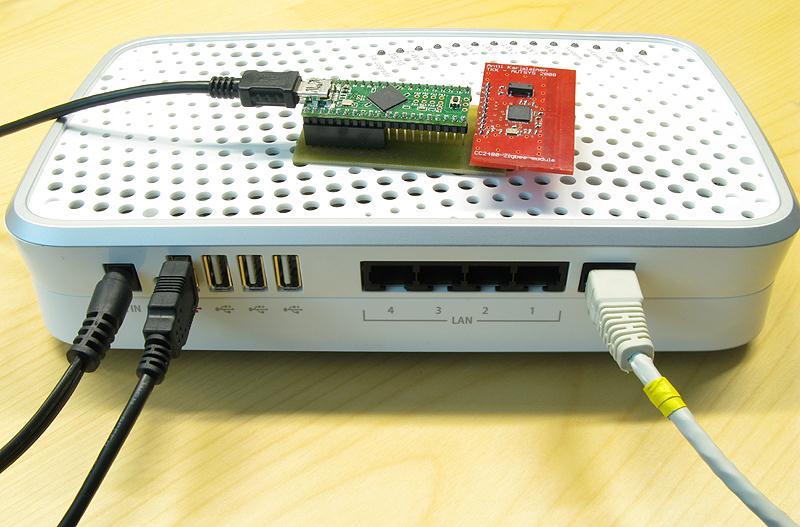 D. Kuvia järjestelmästä Kuva 1: Kuvassa on ThereGate-kotipalvelin, johon on kytketty USB-liitännällä ZigBee-vastaanotin.