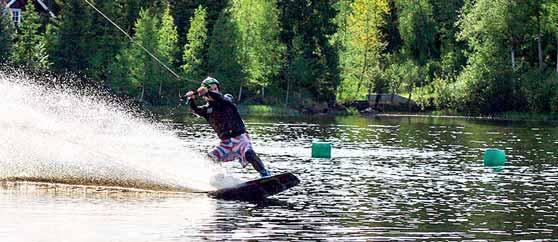 kaapelivesihiihtoa Vähäjärvellä.