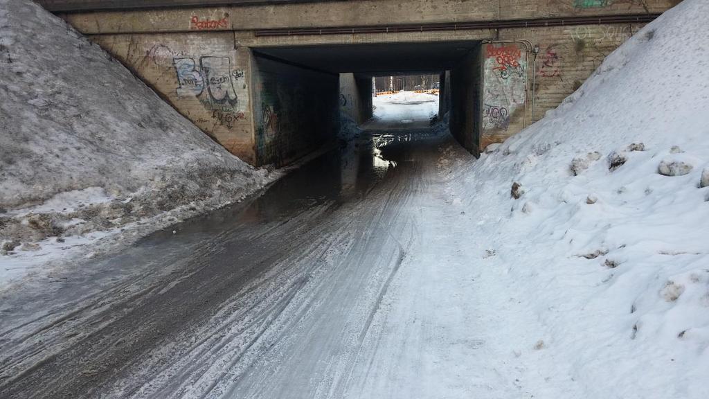 Höyhtyän ja Kaukovainion välillä on myös kuvan 10 alikulkukäytävä, jonka kuivatus ei toiminut ja vesi pääsi lammikoitumaan alikulkukäytävään.