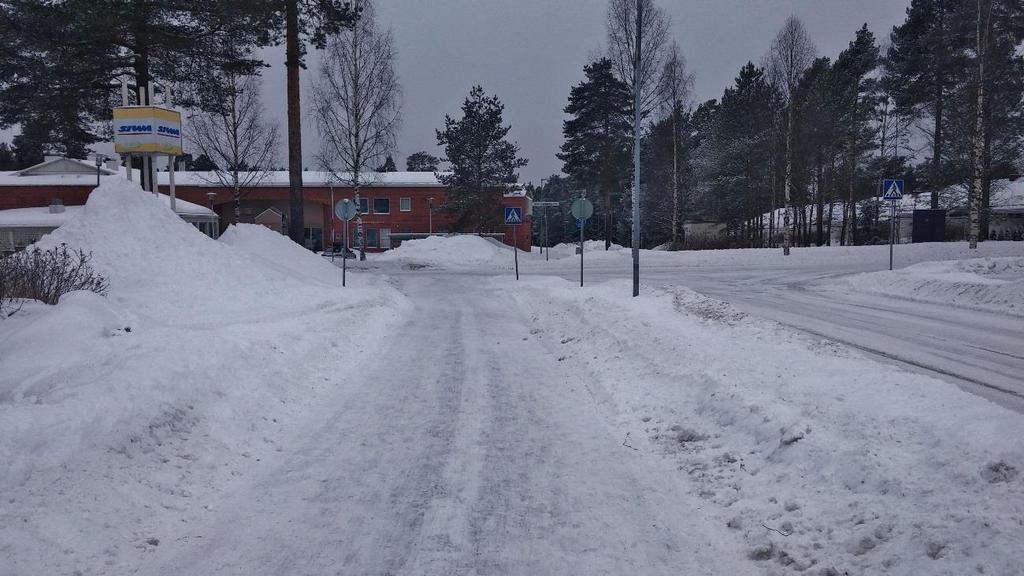 Risteysalueista ongelmalliseksi todettiin Maasälväntien ja Knuutilankankaan risteys. Kuvassa 14 vasemmalla näkyvät lumikasat ovat lähellä suojateitä ja haittaavat näkyvyyttä risteysalueella.