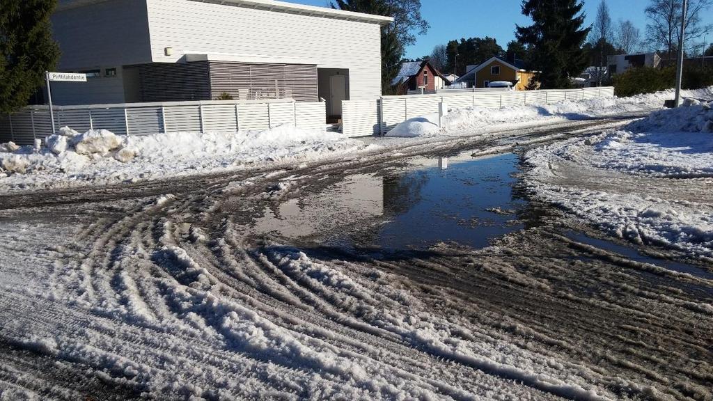 Kunnossapitoluokka kolmen tiet olivat ongelmallisia suojasääkelien alkaessa. Sohjoa tiellä oli paikoin todella paksusti ja risteysalueille muodostui syviä lammikoita (KUVA 17).