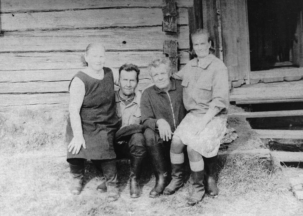 10 «Oma Mua» 2. heinykuudu 2014»»istorija Kallehet muissot»»joka perehen kuva-arhiivoissa šäilynehet kuvat ollah arvokkahat. Niitä kačellen ikäh kuin myöštyisit entisih aikoih.