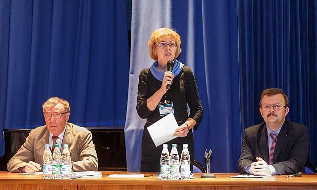 4 «Oma Mua» 2. heinykuudu 2014»» šuomelais-ugrilaiset Konferenššin aikana ruato kymmenen ošaštuo ta kakši pyörietä stolua.