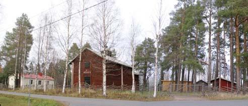 Maatalouskonevarasto; Alkuperäisellä paikallaan ja vanhassa asussaan säilyneet lainajyvämakasiini (1854/1870), vilja-aitta (1800-l alku), paloasema (1940), liiteri sekä siirretty paja ja varastona