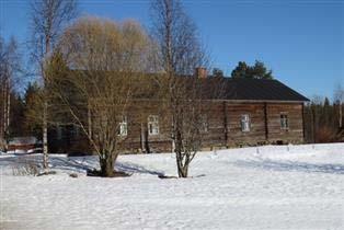 liiteri; Näkyvällä paikalla, Ylikiimingintien varrella, Paasimäen päällä sijaitseva pihapiiri, johon kuuluvat hirsiset päärakennus (1846/1938) ja navetta sekä