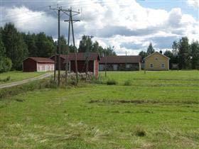 Oulujoen pohjoisrannalla maisemallisesti kauniilla paikalla Oulujoen rannalla sijaitseva, tyypillistä perinteistä maaseuturakentamista edustava neliömäinen pihapiiri.