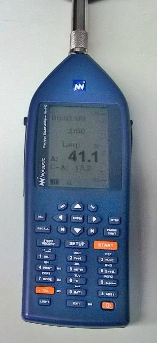 37 8.4 Mittaustulokset Kohteeksi valitun seinän ilmaääneneristysmittauksen tulokseksi saatiin R`w = 41, 1 db (kuviot 20 ja 21).