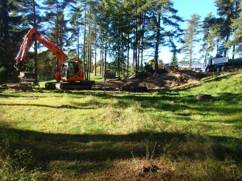 Yleiskuva matonpesupaikasta rakenteiden poistamisen
