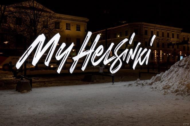 Oikeanpuoleisessa kuvassa vesi on pienen jääpeitteen kattama, mutta