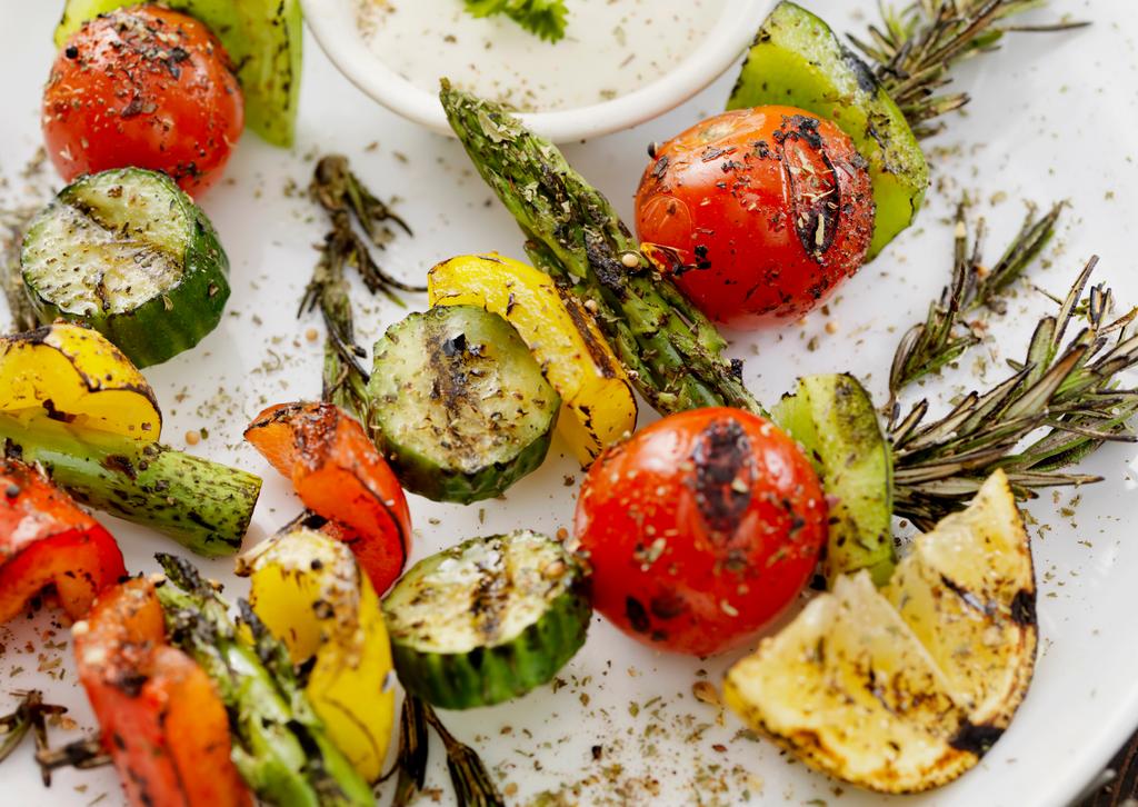 SATO Kaupunkilaisen pieni grillausopas MAUKKAAT RESEPTIT GRILLAUKSEEN Grillattu Perunasalaatti Quesadillat grillissä Grillatut mansikka-halloumivartaat Yrteillä ja fetajuustolla maustettu peruna
