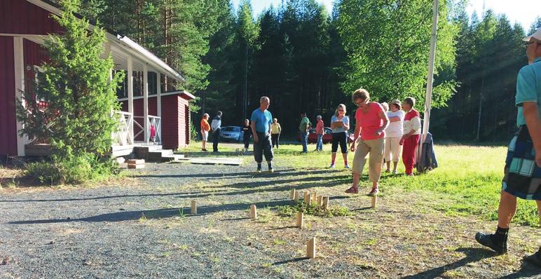 Isäntä on uhkaillut myös lämmittävänsä legendaarisen savusaunansa halullisille ja vilullisille.