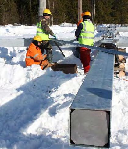 400 + 110 kv voimajohto Hikiä Orimattila 19 Seuraavana työvaiheena pystytetään pylväät. Nykyiselle johtoalueelle rakennettaessa työvaihetta edeltää vanhojen rakenteiden purku.