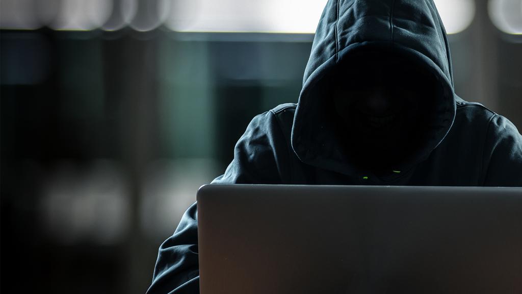 Tietosuoja ja tietoturva Hajuttomia ja mauttomia, kunnes jotain tapahtuu Naiivi ajattelu tiedon arvosta Suomessa (75Mrd markkina huumeiden salakuljetuksessa, identiteetit ovat arvokkaampaa tietoa